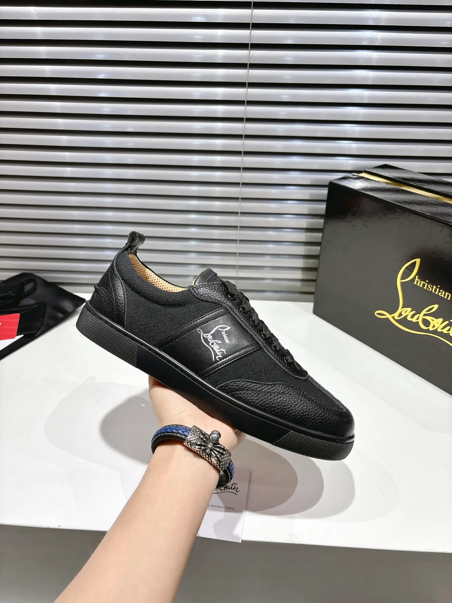 👟👟Ex-factory price 680👟👟 ╔Low top logo sports shoes╗ ·Top version customization·2025𝐬𝐬 𝑪𝒉𝒓𝒊𝒔𝒕𝒊𝒂𝒏 𝑳𝒐𝒖𝒃𝒐𝒖𝒕𝒊𝒏 Retero flat sneakers are smooth and crafted in white grained calfskin and canvas. It is decorated with a stylish side strap with the iconic Maison Christian Louboutin logo, contrasting with Cuoio brown leather for an effortlessly stylish look. This modern sneaker combines a retro '70s look with modern sophistication, featuring a flexible construction. ▪️No matter the last type, fabric, rhinestones, nails, lining, outsole, it is as close as possible to ZP... ▪️The original sole is specially provided by the original factory ▪️The lining is imported water-dyed cowhide ▪️Private customization time is about 3-7 days —————— Size: Women's 35M-41M Men's 38M-47M